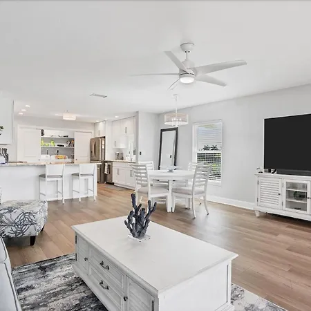 Charlotte County Condo 5889: Tranquil Stay By The Pool